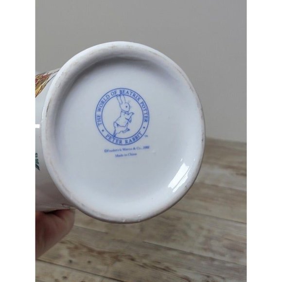 VASE PETER RABBIT BEATRIX POTTER MRS. RABBIT BASKET Frederick Warne‎ & Co 2002 - Picture 7 of 7